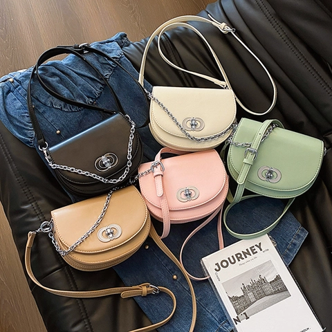 Halfronde Zadel-Crossbodytas Van PU-Leer Met Zilveren Metalen Ketting En Draaisluiting Moderne Eenvoudige Stijl Voor Vrouwen