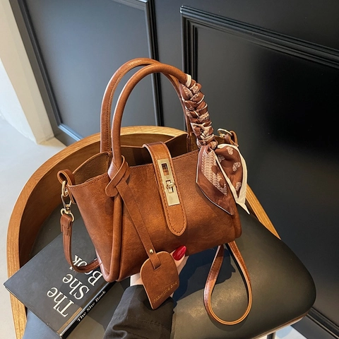 Dames PU Lederen Emmertas Vintage Crossbody Handtas Decoratieve Satijnn Sjaal Metalen Slot Elegante Tas