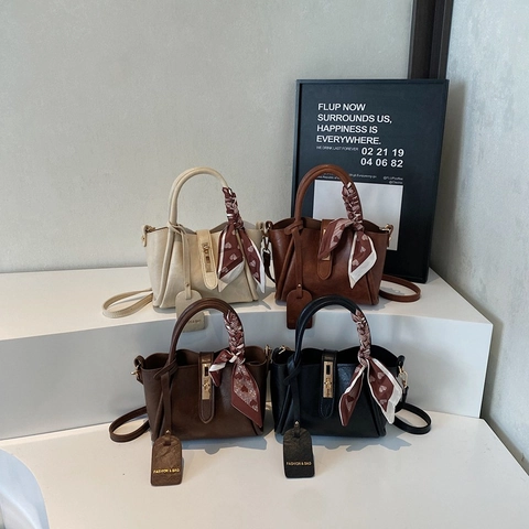 Dames PU Lederen Emmertas Vintage Crossbody Handtas Decoratieve Satijnn Sjaal Metalen Slot Elegante Tas