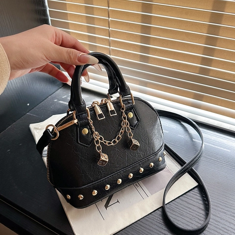 Borsa A Tracolla Mini Shell Da Donna Borsa A Mano In Pelle PU Texturizzata Con Borchie Dorate E Ciondolo A Catena Con Dadi Versatile