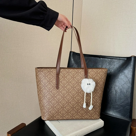 Damen Vintage PU Leder Tragetasche Große Kapazität Monogramm Bedruckt Schulterhandtasche Mit Plüsch Anhänger Für Tägliche Arbeit Reisen