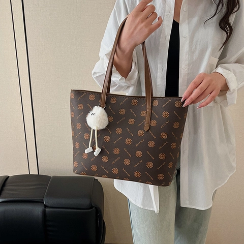 Damen Vintage PU Leder Tragetasche Große Kapazität Monogramm Bedruckt Schulterhandtasche Mit Plüsch Anhänger Für Tägliche Arbeit Reisen