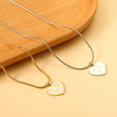 Edelstahl Herz Anhänger Halskette Weißer Muschel Inlay Kleeblatt Muster Schlangenkette Eleganter Schmuck Für Frauen