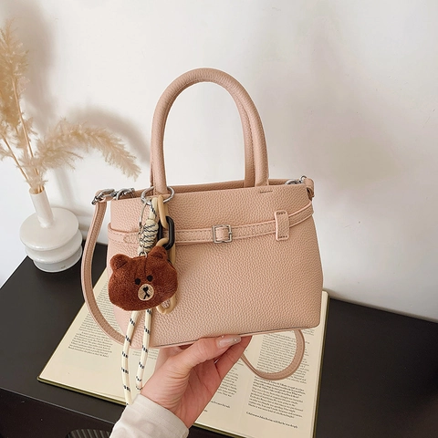 Damen Eimer Handtasche Aus PU Leder Mit Litchi Narbe Mode Minimalistische Umhängetasche Mit Cartoon Bär Anhänger Und Satinnschal