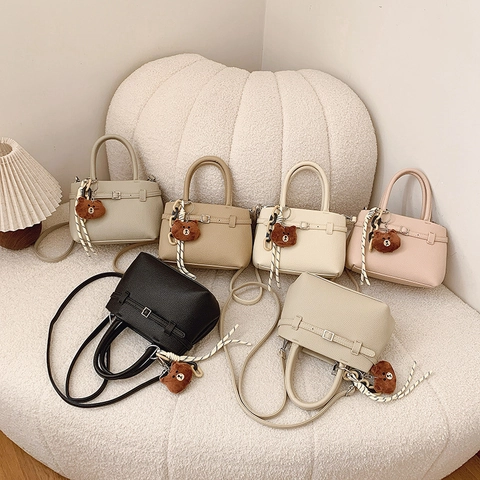 Damen Eimer Handtasche Aus PU Leder Mit Litchi Narbe Mode Minimalistische Umhängetasche Mit Cartoon Bär Anhänger Und Satinnschal