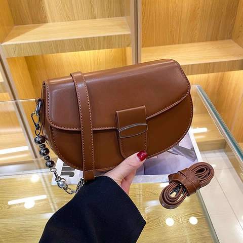 Bolso de Montura de Cuero PU para Mujer Retro Minimalista Color Sólido Bandolera Con Cadena de Perlas Artificiales de Metal Bolso Decorativo