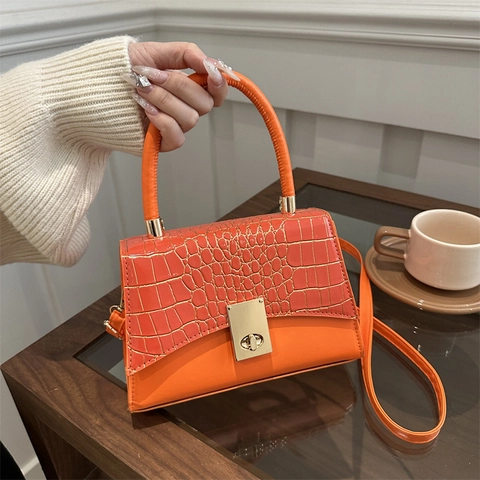 Women Crocodile Pattern PU Leather Crossbody Bag Small Square Handbag With Metal Lock And Adjustable Strap Elegant