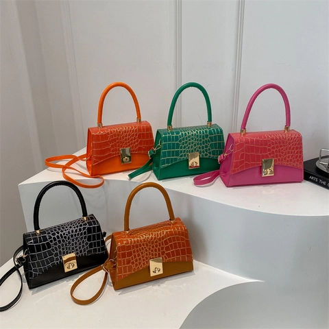 Women Crocodile Pattern PU Leather Crossbody Bag Small Square Handbag With Metal Lock And Adjustable Strap Elegant