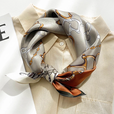 Equestrian Print Satinnquadrat Schal Damen Elegant Horsebit Kette Muster Hals Haar Bandana Accessoire Retro Stil