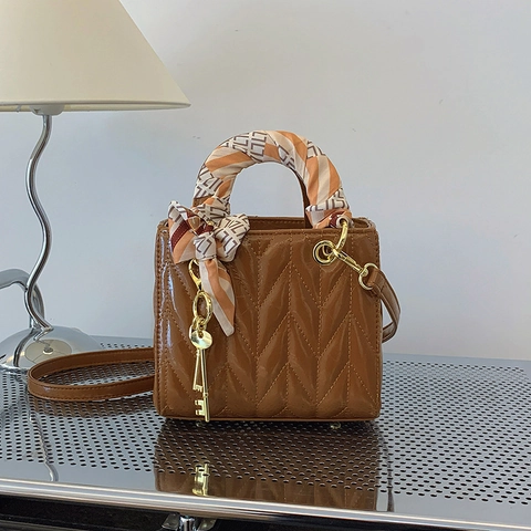 Gesteppte PU-Leder Handtasche Mit Satinnschal-Griff Und Goldener Schlüsselanhänger Elegante Umhängetasche