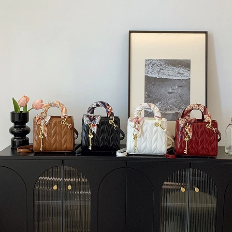 Gesteppte PU-Leder Handtasche Mit Satinnschal-Griff Und Goldener Schlüsselanhänger Elegante Umhängetasche