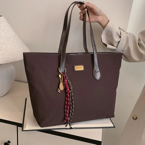 Vintage Tote Bag Große Kapazität Für Damen PU Leder Minimalistische Handtasche Mit Geflochtenem Quastenanhänger Metallplatte