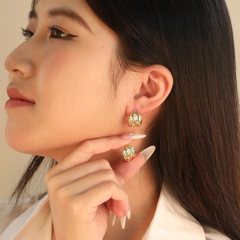 Orecchini A Cerchio A Forma Di C In Acciaio Inossidabile Placcato Oro Texture A Onde Irregolari Zircone Per Donna