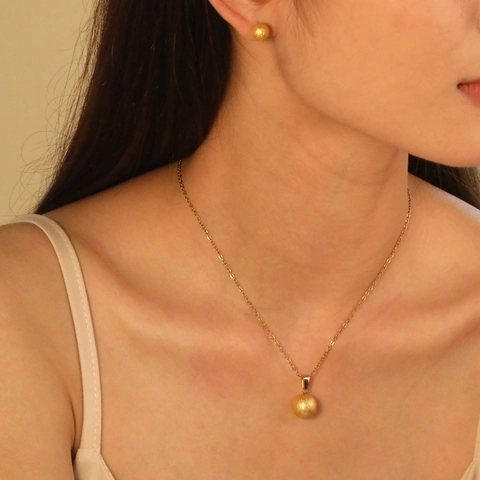 Set Gioielli Acciaio Inossidabile Collana Pendente Sfera Smerigliata E Orecchini A Lobo Placcato Oro Moda Donna