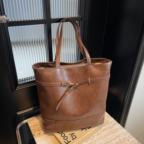 Vintage PU Leather Large Capacity Tote Bag For Women Retro Shoulder Handbag With Decorative Strap And Metal Buckle