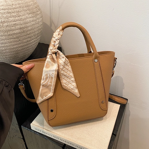 Bolso Tote De Mujer En Cuero PU Grano Lichi Con Decoración De Pañuelo De Satén Remache Bolso De Mano