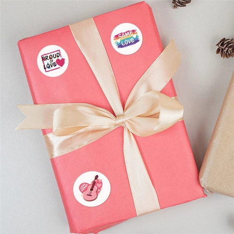 Round Decorative Stickers Rainbow Heart Pattern Self Adhesive Labels For Gift Packaging Envelope Sealing Love Theme