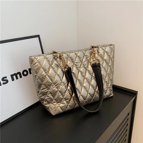 Große Kapazität PU Leder Gesteppte Tragetasche Für Damen Metallisch Rhombisch Muster Umhängetasche Mit Kette Mode Pendeltasche