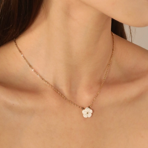 Collier Fleur Plqué Or 18K Acier Inoxydable Nacre Émail Pendentif Élégant Style Frais Bijoux Pour Femmes