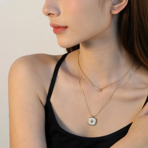 Collier Double Épaisseur Acier Inoxydable Plaqué Or 18K Coquille Blanche Pendentif Carré Étoile À Huit Branches Zircon Femme