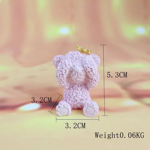 Graziosa Statuina Di Orso In Terra Di Diatomee Corona Dorata Mani Sugli Occhi Trama A Rosa Scrivania Interni Auto