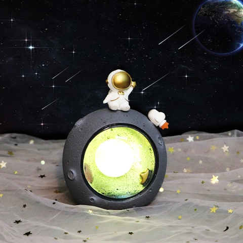 Creative Astronaut Moon Night Light Resin Spaceman Starry Sky Desk Lamp For Kids Bedroom Bedside Home Decor Ornament