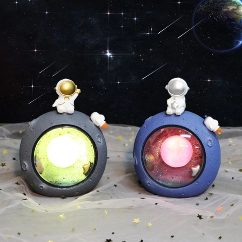 Creative Astronaut Moon Night Light Resin Spaceman Starry Sky Desk Lamp For Kids Bedroom Bedside Home Decor Ornament