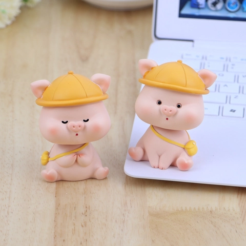 Simpatica Statuetta Maialino con Testa Oscillante in Resina Rosa con Cappello Giallo Borsa per Interni Auto Scrivania Ufficio