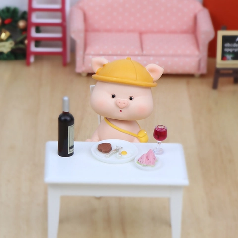 Simpatica Statuetta Maialino con Testa Oscillante in Resina Rosa con Cappello Giallo Borsa per Interni Auto Scrivania Ufficio