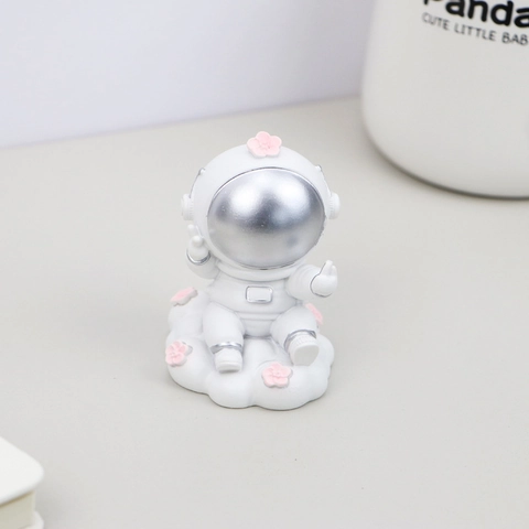 Creative Resin Astronaut Figurine Sitting On Cloud For Desktop Car Interior Office Home Decor Accents Cute Space Man Ornament