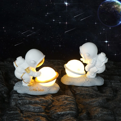 Creative Astronaut Night Light Resin Planet Desk Ornament Warm LED Space Theme Table Lamp Gift For Bedroom Home Decor