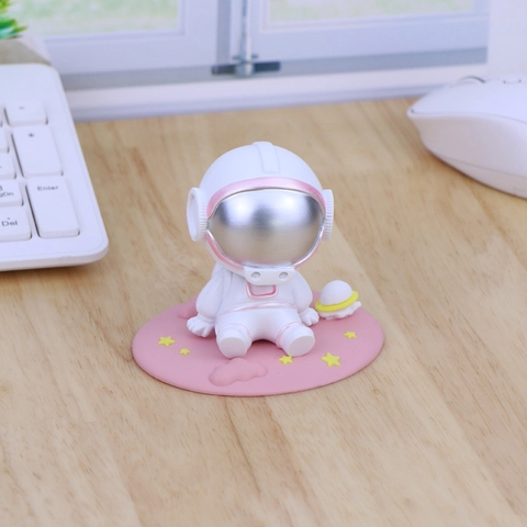 Cute Astronaut Bobblehead Car Ornament Resin Spaceman Figurine Shaking Head Desktop Decor Dashboard Office Home Decoration Gift