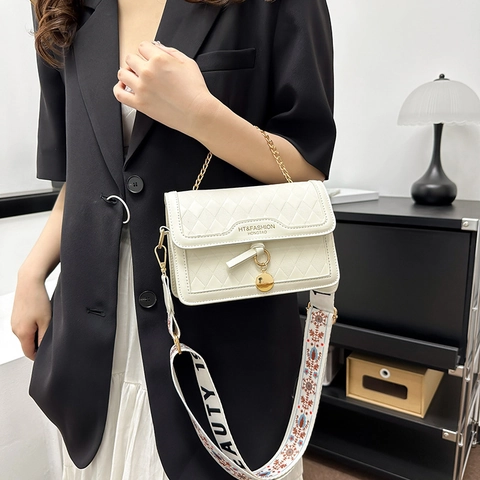 Quilted PU Leather Crossbody Bag For Women Rhombic Small Square Shoulder Bag With Metal Chain And Wide Embroidered Strap