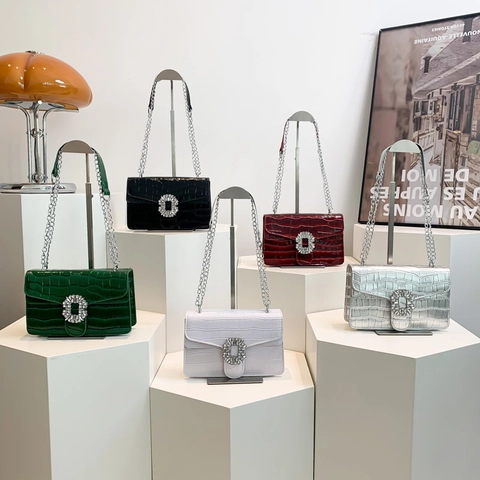 Sac Bandoulière Femme en Cuir PU Motif Crocodile Avec Grande Boucle en Strass Chaîne Argentée Petit Sac Carré de Mode