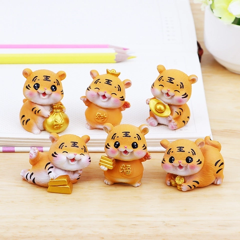 Mini Tiger Ornament Harz Glücksbringer Tierfigur Schreibtisch Deko Auto Innenraum Süße Cartoon Statuen
