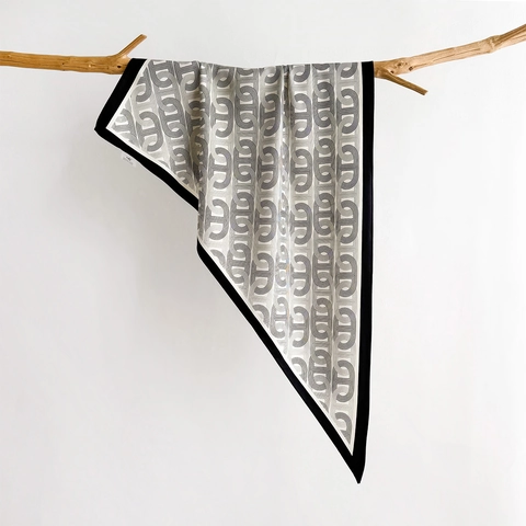 Elegant Women Triangle Scarf Polyester Satin Chain Print Geometric Lightweight Bandana Fashion Headscarf Accessory