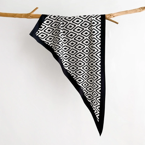 Women Minimalist Rhombus Print Triangular Scarf Vintage Satin Shawl Geometric Pattern Elegant Lightweight Twill Wrap Scarf Daily Fashion Accessories