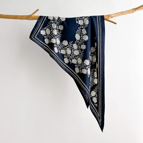 Retro Driehoekige Sjaal Voor Dames Bloemenprint Elegante Polyester Satijnen Sjaal Lichtgewicht Veelzijdige Hoofddoek