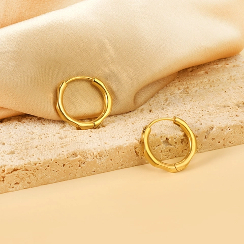 Unregelmäßige Geometrische Creolen 18K Vergoldeter Edelstahl Bambus Textur Welle Minimalistischer Schmuck Für Damen