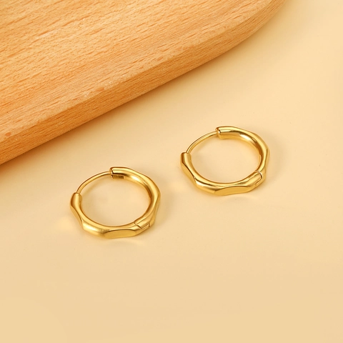 Unregelmäßige Geometrische Creolen 18K Vergoldeter Edelstahl Bambus Textur Welle Minimalistischer Schmuck Für Damen