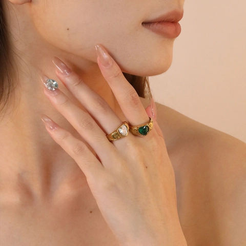 Bague En Zircon En Forme De Cœur Rétro Acier Inoxydable Plaqué Or 18K Avec Motif Cœur En Relief Bijoux Vintage Femmes