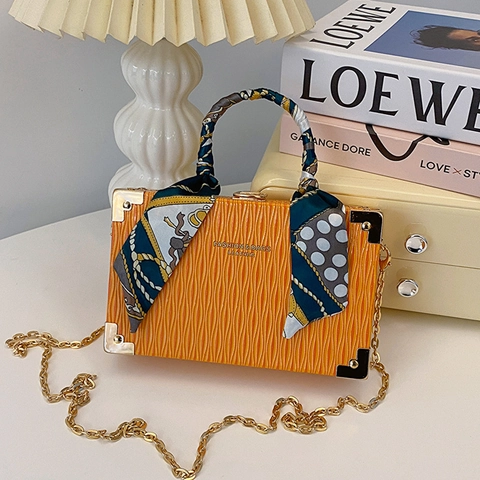 Damen Viereckige Box Tasche PU Leder Plissee Textur Metallgriff Kette Schultergurt Satinnschal Dekor Elegant Mode