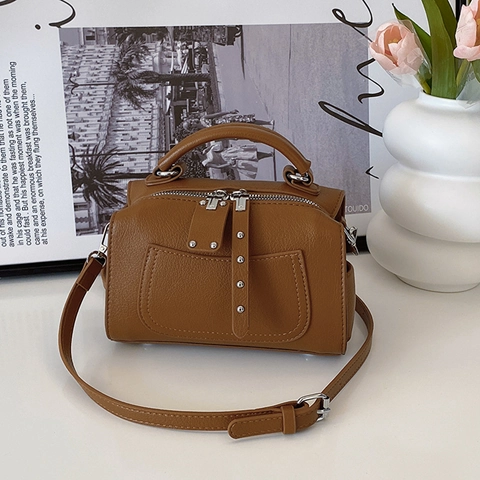 Damen PU Leder Boston Handtasche Retro Lychee Textur Umhängetasche Nieten Dekor Silber Hardware Doppelreißverschluss Modisch