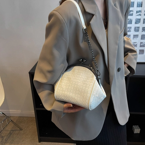 Woven PU Leather Crossbody Bag For Women Retro Shell Shoulder Handbag With Chain Strap And Metal Kiss Lock Closure