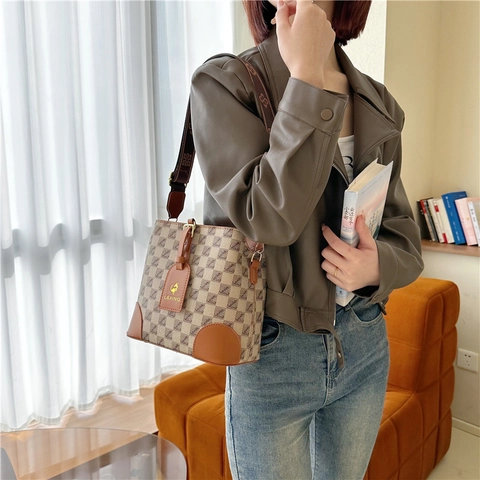 Bolso De Cubo Vintage De Cuero PU Para Mujer Estampado De Letras Monograma Color En Contraste Correa Ancha Bolso De Hombro
