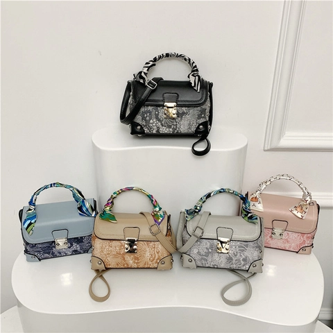 Retro Box Tasche PU Leder Stickerei Crossbody Handtasche Mit Satinnschal Griff Metallschloss Nieten Für Damen