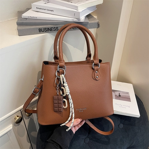 Dames Handtas Van PU-Leer Met Lychee-Korrel Grote Capaciteit Commuter Schoudertas Met Decoratieve Hanger Handvat