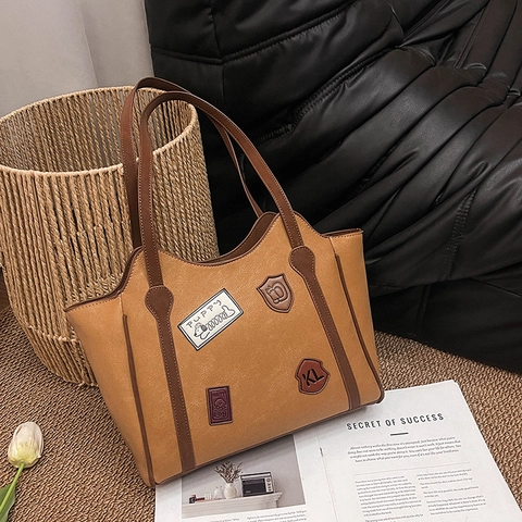 Vintage Damen Tote Bag Große Kapazität PU Leder Retro Abzeichen Schulter Handtasche Lässiger Preppy Stil Reise Arbeit