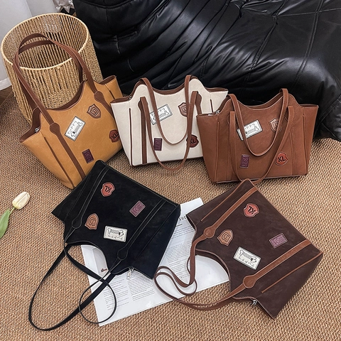 Vintage Damen Tote Bag Große Kapazität PU Leder Retro Abzeichen Schulter Handtasche Lässiger Preppy Stil Reise Arbeit