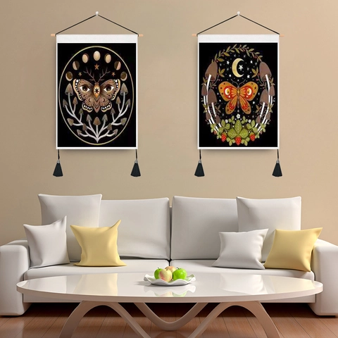 Arazzo Vintage con Falena Farfalla e Fasi Lunari da Appendere alla Parete con Asta in Legno e Nappe in Poliestere Cotone Decorazione